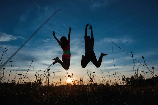 Feliz Joven Pareja Saltando Contra Hermoso Atardecer Libertad Felicidad Concepto —  Fotos de Stock