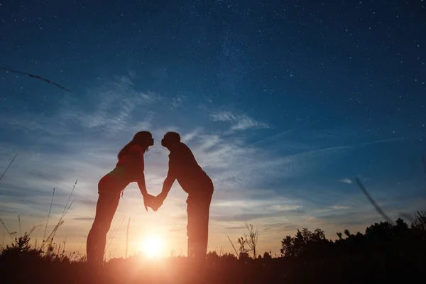 Feliz Pareja Joven Tomados Mano Contra Una Hermosa Puesta Sol —  Fotos de Stock