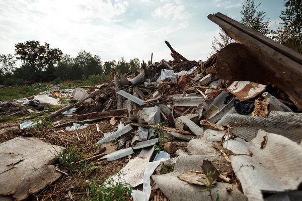 Doğada, ormandaki berbatım. Bir büyük çöp yığını, bozulmuş çöp. Birkaç zehirli artıkları. Doğa, plastik birikimi, bir felaket kirliliği kavramı.