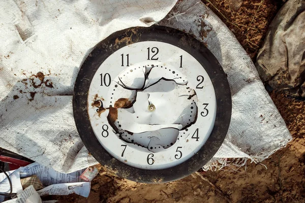 Reloj Roto Con Detalles Aislado Sobre Fondo Blanco —  Fotos de Stock