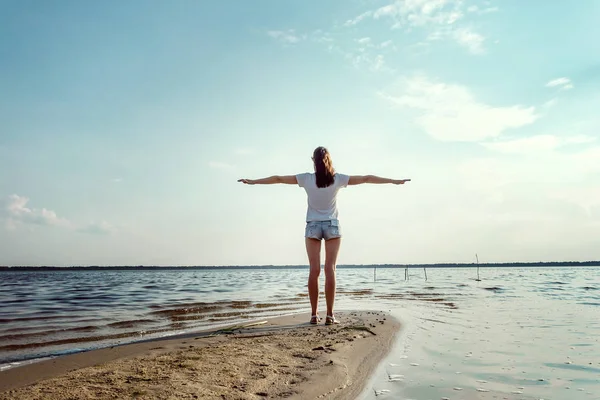 Jovem Linda Menina Está Contra Céu Grande Lago Conceito Viagem — Fotografia de Stock