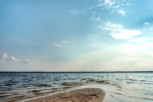 海洋水波泡沫沙滩地平线天空风暴雾水青色绿松石纹理背景 — 图库照片