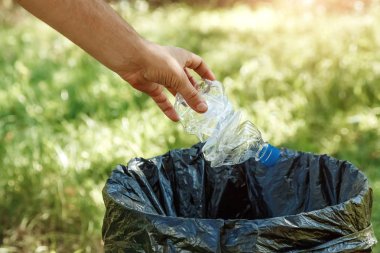Boş plastik şişeyi çöpe atma el kadar kapatın