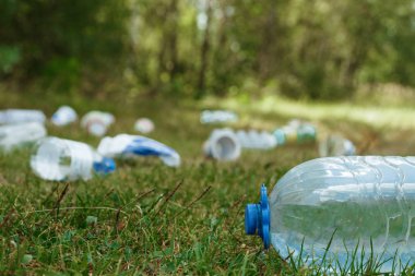 Yeşil çim, doğal ortamda bir sorun üzerinde plastik yığını doğa kirliliği plastik çürüyen değil. Doğanın korunması.