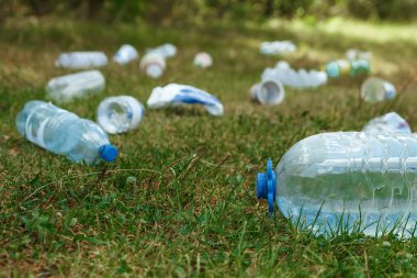 Yeşil çim, doğal ortamda bir sorun üzerinde plastik yığını doğa kirliliği plastik çürüyen değil. Doğanın korunması.
