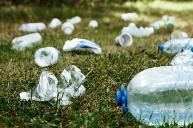 Yeşil çim, doğal ortamda bir sorun üzerinde plastik yığını doğa kirliliği plastik çürüyen değil. Doğanın korunması.