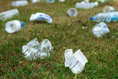 Yeşil çim, doğal ortamda bir sorun üzerinde plastik yığını doğa kirliliği plastik çürüyen değil. Doğanın korunması.