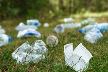 Yeşil çim, doğal ortamda bir sorun üzerinde plastik yığını doğa kirliliği plastik çürüyen değil. Doğanın korunması.