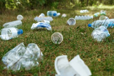 Yeşil çim, doğal ortamda bir sorun üzerinde plastik yığını doğa kirliliği plastik çürüyen değil. Doğanın korunması.