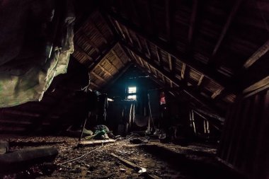 Tavan arasında eski bir ev, Tasavvuf. Yaratıcı arka plan, düşük anahtar, fantezi fotoğraf