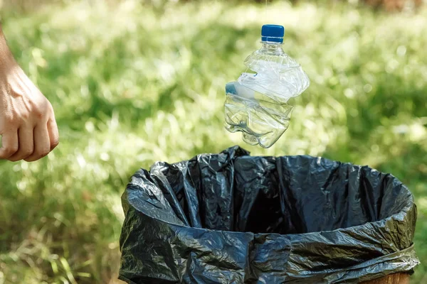 Κοντινό Πλάνο Χέρι Ρίχνουν Άδειο Πλαστικό Μπουκάλι Στα Σκουπίδια — Φωτογραφία Αρχείου