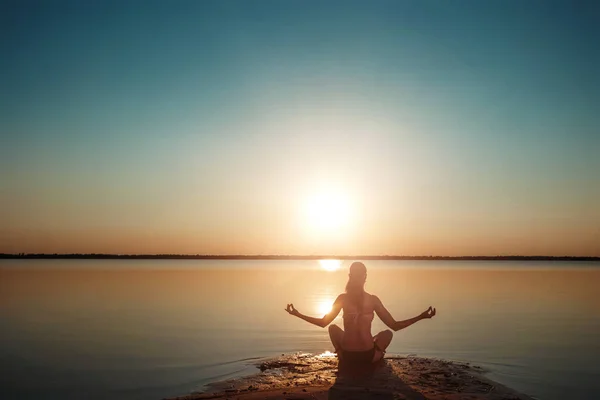 Young Girl Silhouette Yoga Nature Background Lake Beautiful Sunset Fresh — Stock Photo, Image