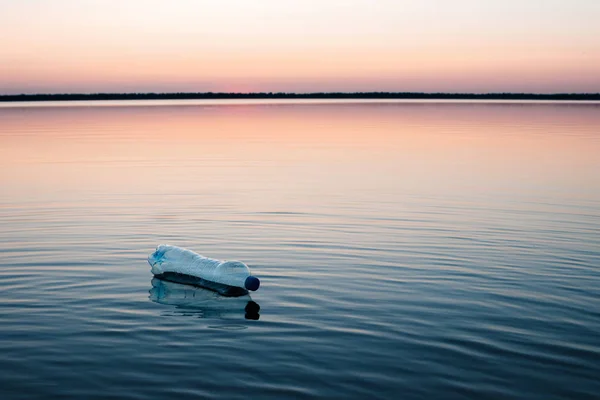 Koncepcja Zanieczyszczenia Kreatywnych Tle Plastikowe Butelki Pływające Oceanie Innych Niż — Zdjęcie stockowe