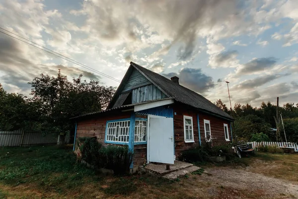 Creatieve Achtergrond Een Verlaten Houten Huis Een Hut Tegen Een — Stockfoto