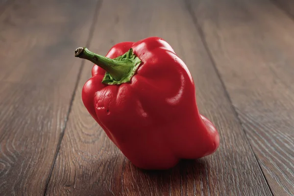 Pimiento Rojo Natural Orgánico Sobre Fondo Madera — Foto de Stock