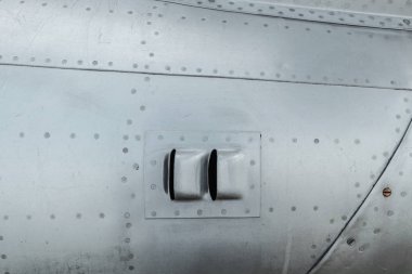 Doku, alüminyum gövde ve perçin eski bir uçakta. Eski teknolojileri.