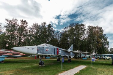 Minsk, Belarus, 10 Eylül 2018. Aviotekhnika Müzesi, Mig bombacı 31. Ayrı gövde parçalarını yakın çekim. Rusya ile hizmet generations Samalet 4.
