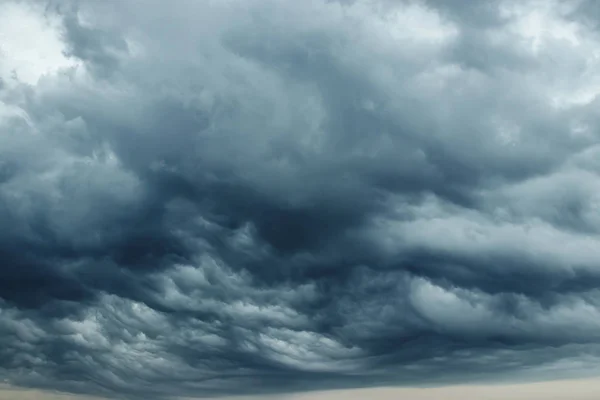 Storm clouds with contrast between dark gray and white that threaten a heavy rain