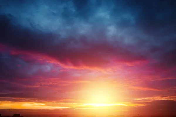 Sfondo Creativo Bellissimo Tramonto Atmosferico Nel Cielo Rosso Raggi Gialli — Foto Stock