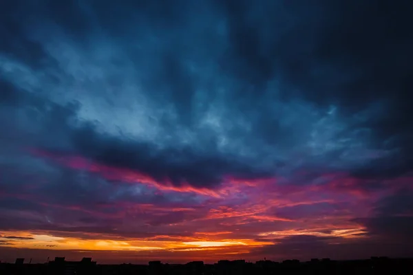 Творческое Прошлое Озил Мбаппе Закат Небе Красные Желтые Лучи Заходящего — стоковое фото