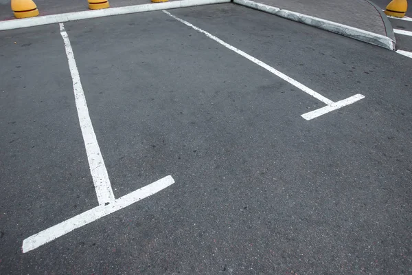 Parkplatz Markierung Auf Den Asphaltierten Parkplätzen Das Konzept Des Parkplatzmangels — Stockfoto