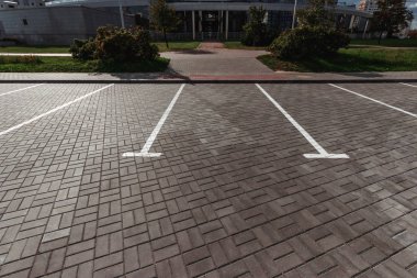 Otopark, asfalt park yerleri üzerinde işaretleme. Otopark, ödenen megacities içinde Park eksikliği kavramı