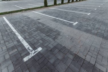 Otopark, asfalt park yerleri üzerinde işaretleme. Otopark, ödenen megacities içinde Park eksikliği kavramı