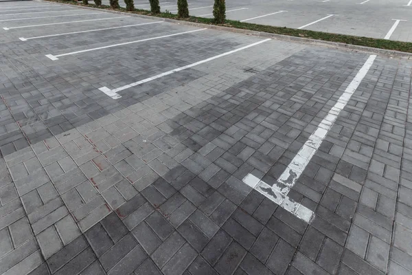 駐車場は アスファルト駐車場にマーキングします 大都市 有料駐車場で駐車場の不足の概念 — ストック写真