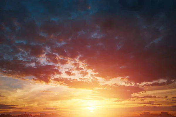 Sfondo Creativo Bellissimo Tramonto Atmosferico Nel Cielo Rosso Raggi Gialli — Foto Stock