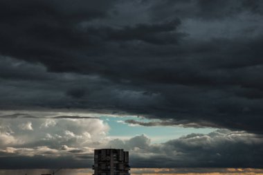 Karanlık, dramatik bulutlar, zamanından önce bir fırtına, endişeliyim kabarık bulutlar. Şehir fırtına.