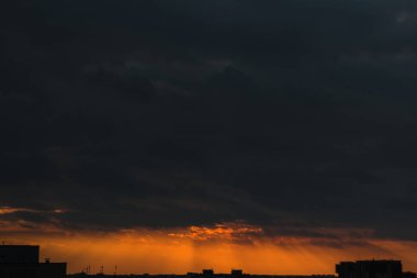 Yaratıcı arka plan, turuncu günbatımı, yağmur bulutları, bulutlar. Akşam ışığı, daha önce bir fırtına.