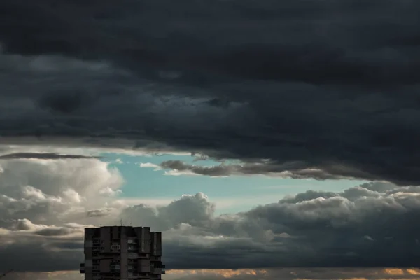 Dark Dramatic Clouds Time Storm Thundery Fluffy Clouds Thunderstorm City — Stock Photo, Image