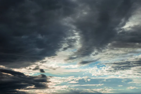 Karanlık Dramatik Bulutlar Zamanından Önce Bir Fırtına Endişeliyim Kabarık Bulutlar — Stok fotoğraf