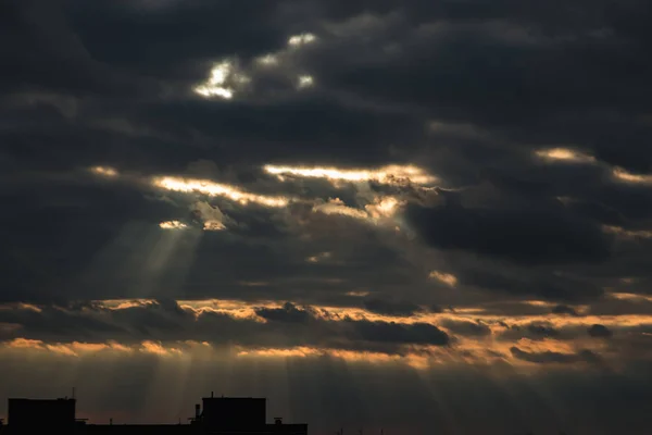 Солнце Светит Сквозь Густое Облачное Небо Луч Надежды — стоковое фото