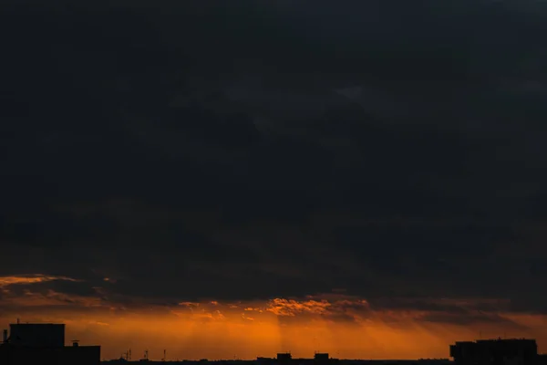 Yaratıcı Arka Plan Turuncu Günbatımı Yağmur Bulutları Bulutlar Akşam Işığı — Stok fotoğraf