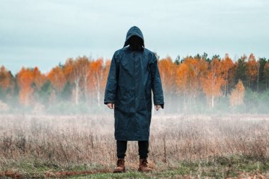 Sisli hava, orman arka planı siyah paltolu adam yaratıcı arka plan, dostum. Tasavvuf, sonbahar, soğuk, hayalet, çoban kavramı.