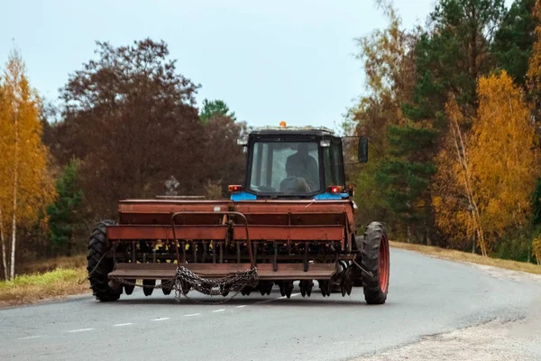 Egy Kék Traktor Pótkocsi Mezőgazdasági Munkák Túrák Végig Búza Mező — Stock Fotó