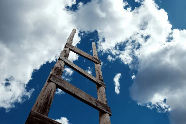 Fondo Creativo Escalera Madera Que Conduce Cielo Concepto Una Escalera — Foto de Stock