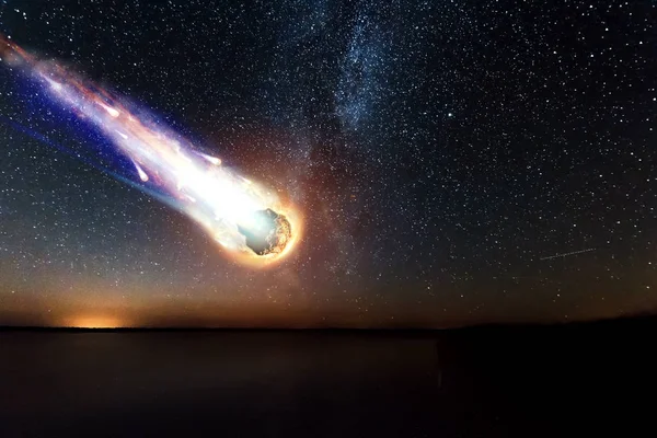 Cometa Asteróide Meteorito Cai Chão Contra Céu Estrelado Ataque Meteorito — Fotografia de Stock