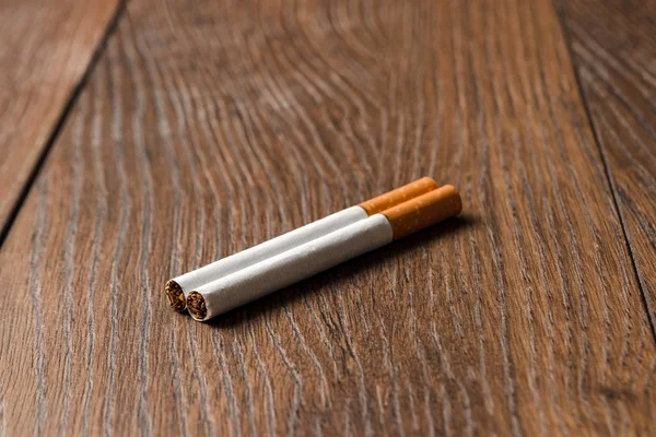 香烟特写镜头在木棕色背景 吸烟的概念会杀死尼古丁毒素 复制空间 — 图库照片