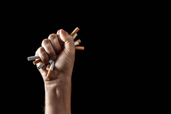 创造性的背景 男性的手紧握一支香烟的拳头 吸烟的概念会致命 复制空间 — 图库照片