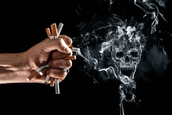 Fondo Creativo Mano Masculina Aprieta Puño Cigarrillo Concepto Fumar Mata — Foto de Stock