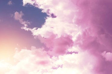 Yaratıcı arka plan, pembe, Tüylü, vanilya bulutlar. Hafiflik, sihir, sihir, peri masalı, iyi kavramı. Kartlar, el ilanları için arka plan.