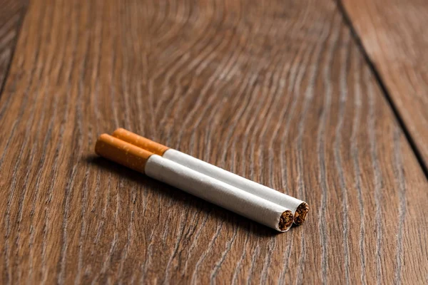 Cigaretter Närbild Trä Brun Bakgrund Begreppet Rökning Dödar Nikotin Gifter — Stockfoto