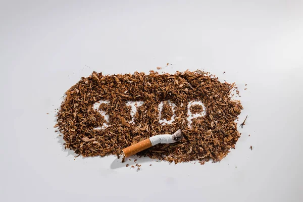 Fondo creativo palabra parada escrita en tabaco sobre fondo blanco. El concepto de fumar mata, venenos de nicatina, cáncer por fumar, dejar de fumar. Copiar espacio . — Foto de Stock