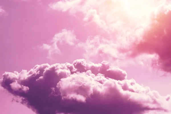 Sfondo creativo, rosa, soffice, nuvole di vaniglia. Il concetto di leggerezza, magia, magia, fiaba, bene. Sfondo per carte, volantini . — Foto Stock