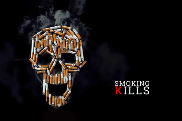Schedel van sigaretten, peuken, op een zwarte achtergrond. De inscriptie roken is dodelijk. Creatieve achtergrond. Het concept van het roken doodt, nicatine vergif, kanker van de rookvrije, stoppen met roken. Kopiëren van ruimte. — Stockfoto