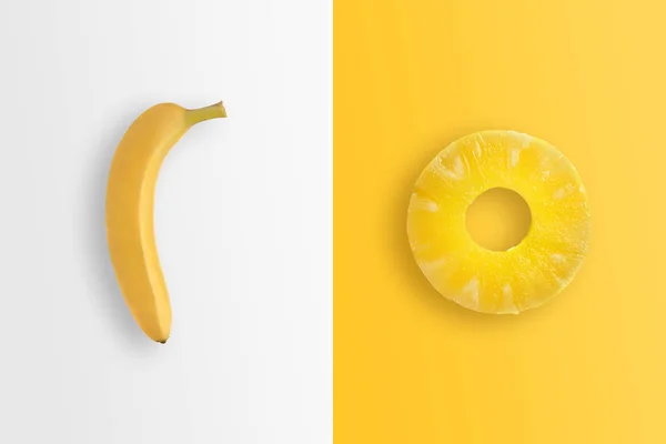 白と黄色の背景に創造的な背景 バナナ パイナップル スライス フラット横たわっていた コピー スペース レイアウト 新鮮なフルーツ 天然ジュースの概念 — ストック写真
