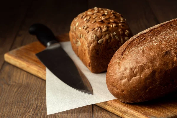 Fondo Creativo Pane Segale Affettato Primo Piano Coltello Tagliere Legno — Foto Stock