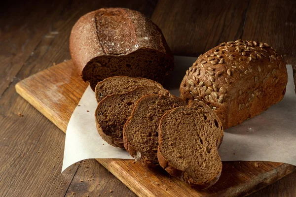 Creative Pozadí Čerstvě Upečené Plátky Žitného Chleba Dřevěném Prkénku Ploché — Stock fotografie